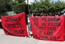 Activistas vuelven a protestar violentamente por caso Ayotzinapa 