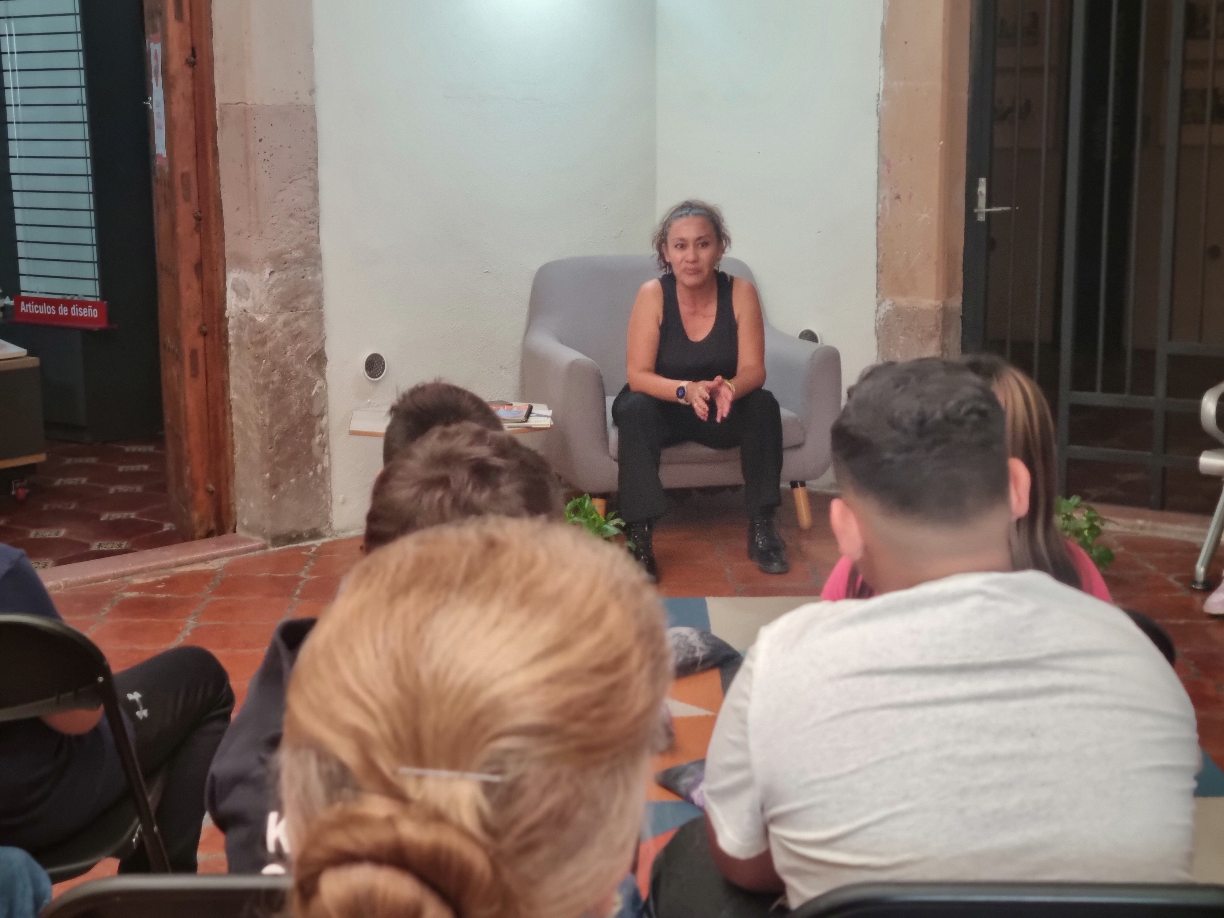 Blanca Rocío Serrano acerca a la comunidad la lectura en braille en la Librería Carlos Fuentes
