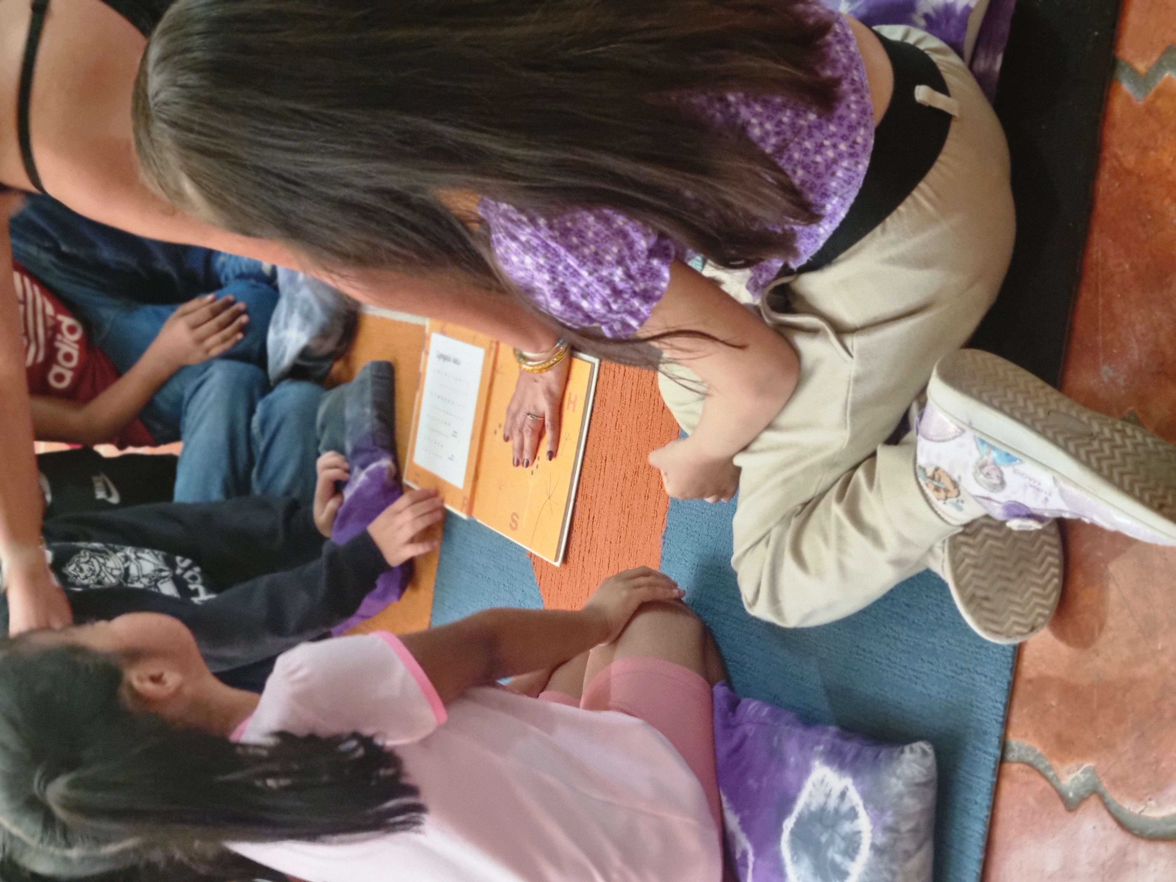Blanca Rocío Serrano acerca a la comunidad la lectura en braille en la Librería Carlos Fuentes