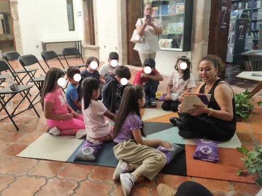 Blanca Rocío Serrano acerca a la comunidad la lectura en braille en la Librería Carlos Fuentes