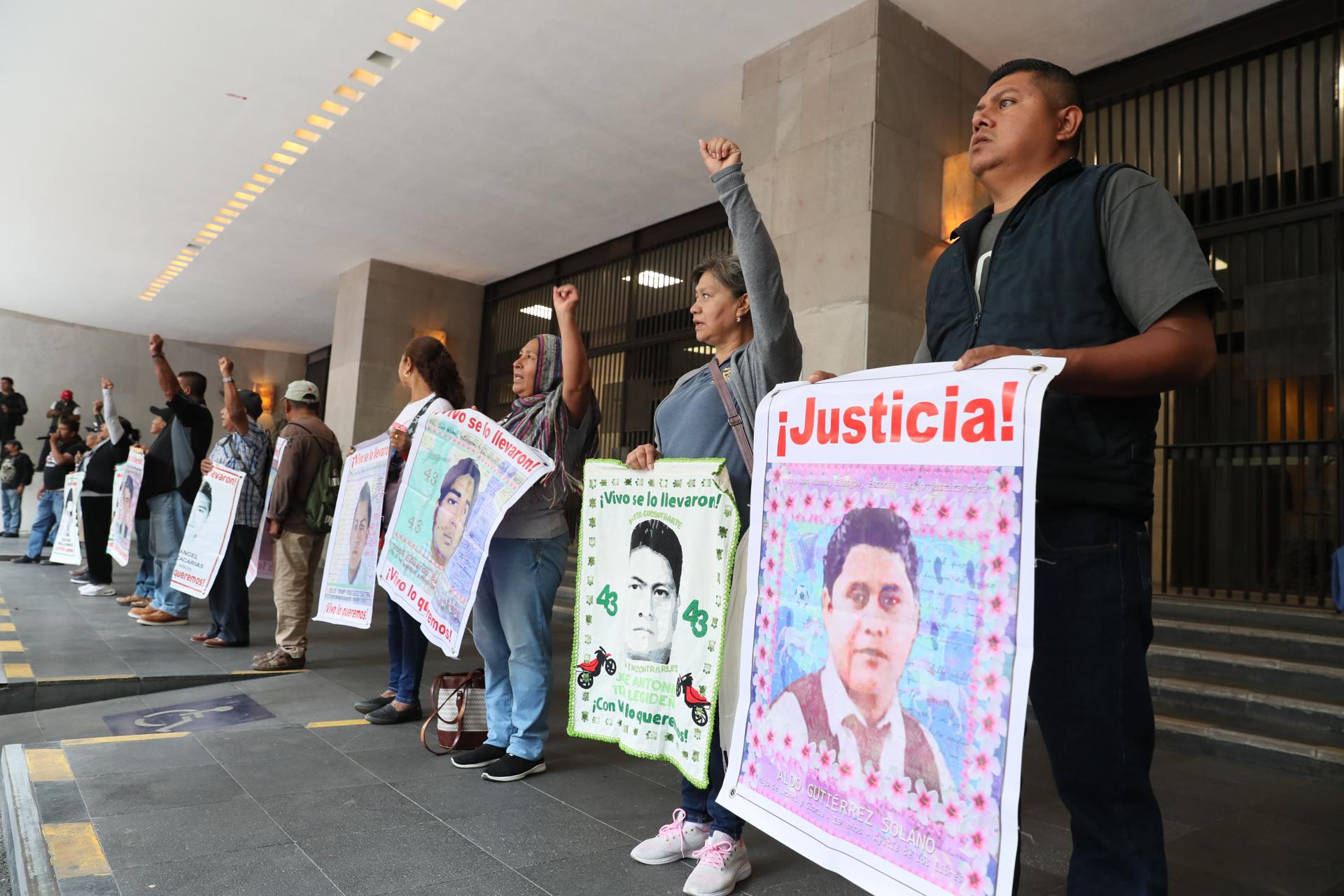 Familiares del caso Ayotzinapa piden la extradición de presuntos responsables