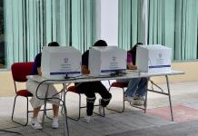 Alumnos de preparatorias de la UdeG forman filas para participar en la renovación del CGU