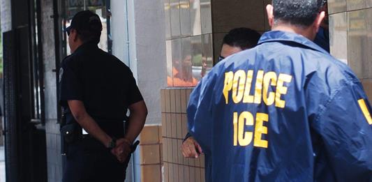 Juez federal extiende prohibición a detenciones de ICE en tribunales de inmigración