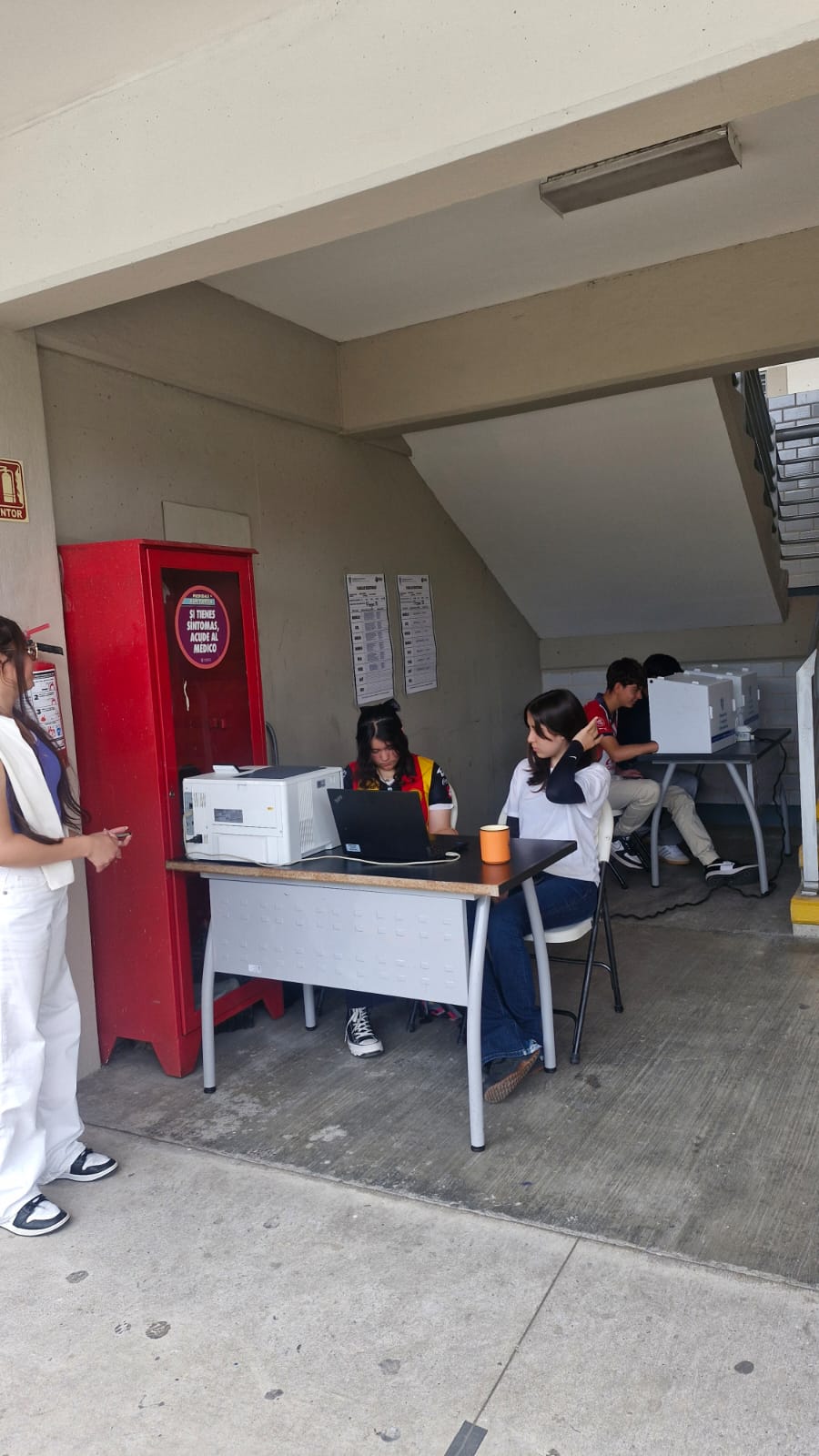 Emoción y primeras experiencias marcan la votación en la Preparatoria 10 de la UdeG