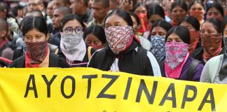 Atacan cuartel militar en protesta por desaparición de estudiantes de Ayotzinapa
