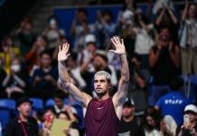 Alcaraz debuta en Tokio con triunfo y un susto en el tobillo