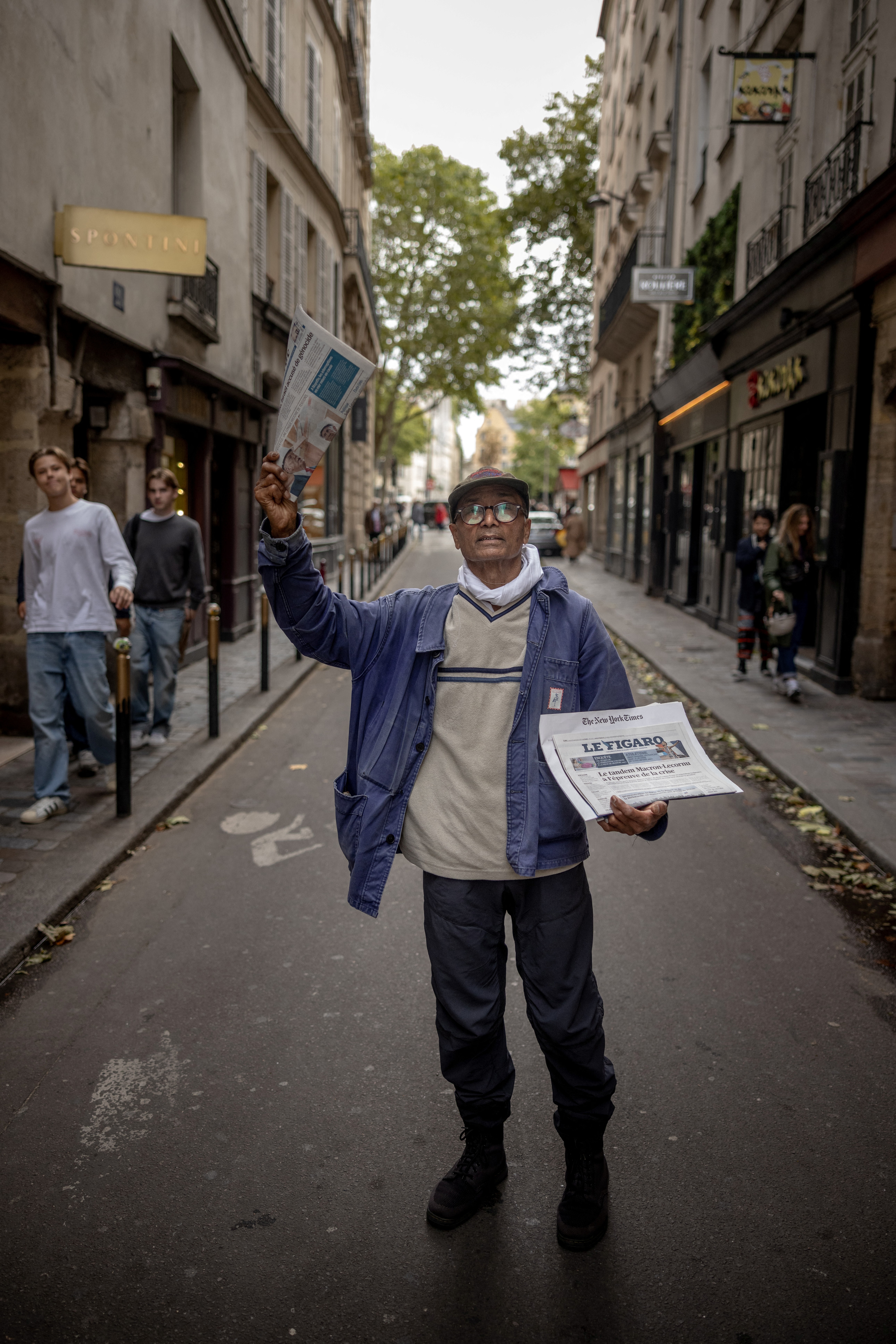 Ali Akbar, el último vendedor de periódicos ambulante de París.
