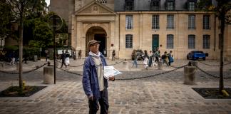 Ali Akbar, el último vendedor de periódicos ambulante de París.