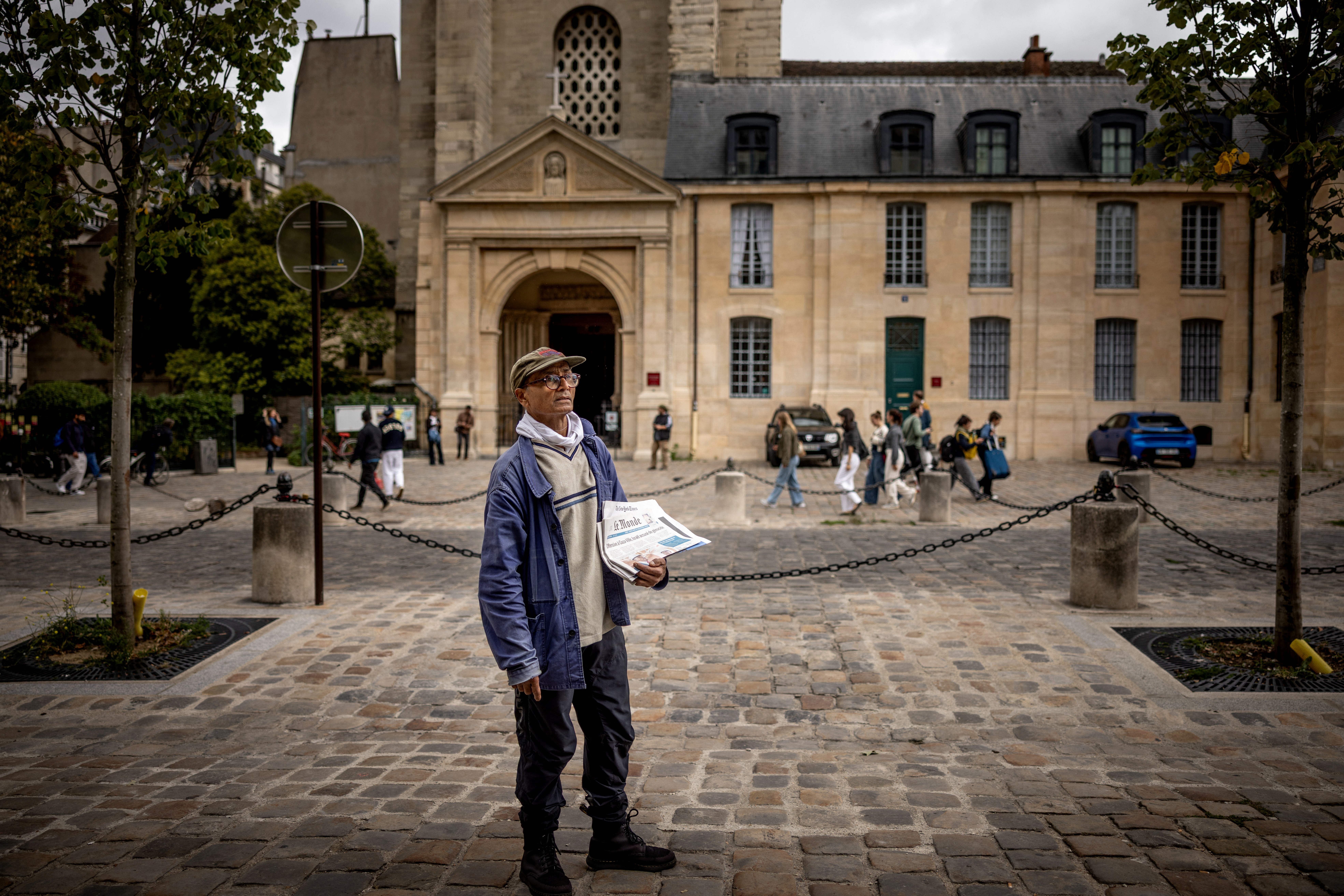 Ali Akbar, el último vendedor de periódicos ambulante de París.
