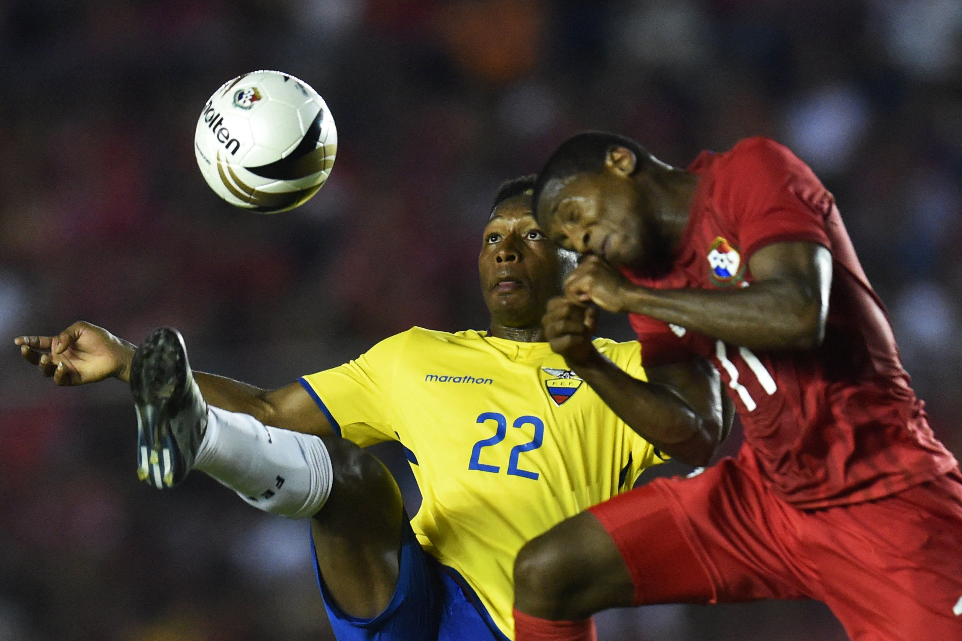 Apuestas y fútbol, el narco acecha al deporte más popular de Ecuador.