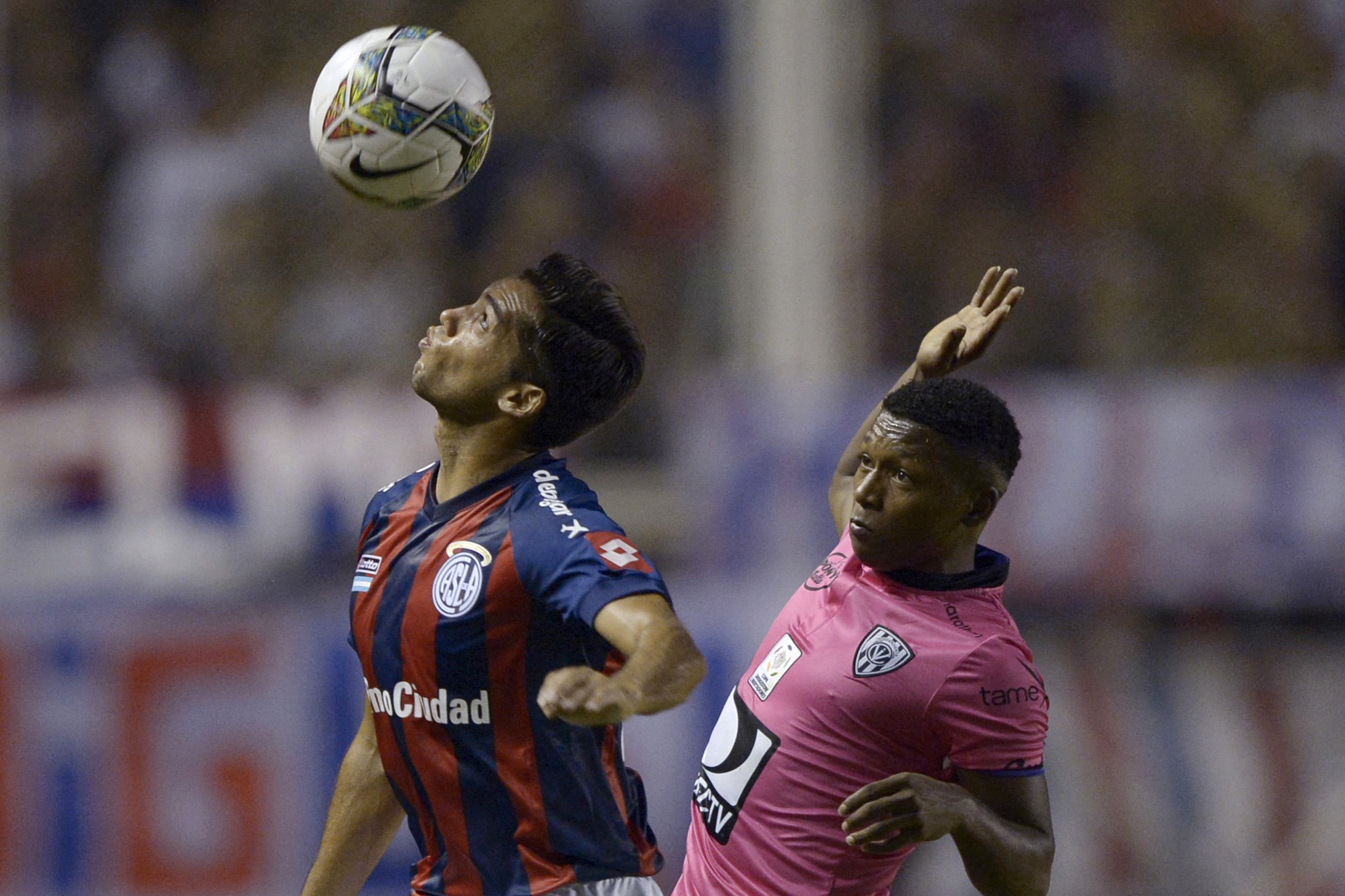 Apuestas y fútbol, el narco acecha al deporte más popular de Ecuador.