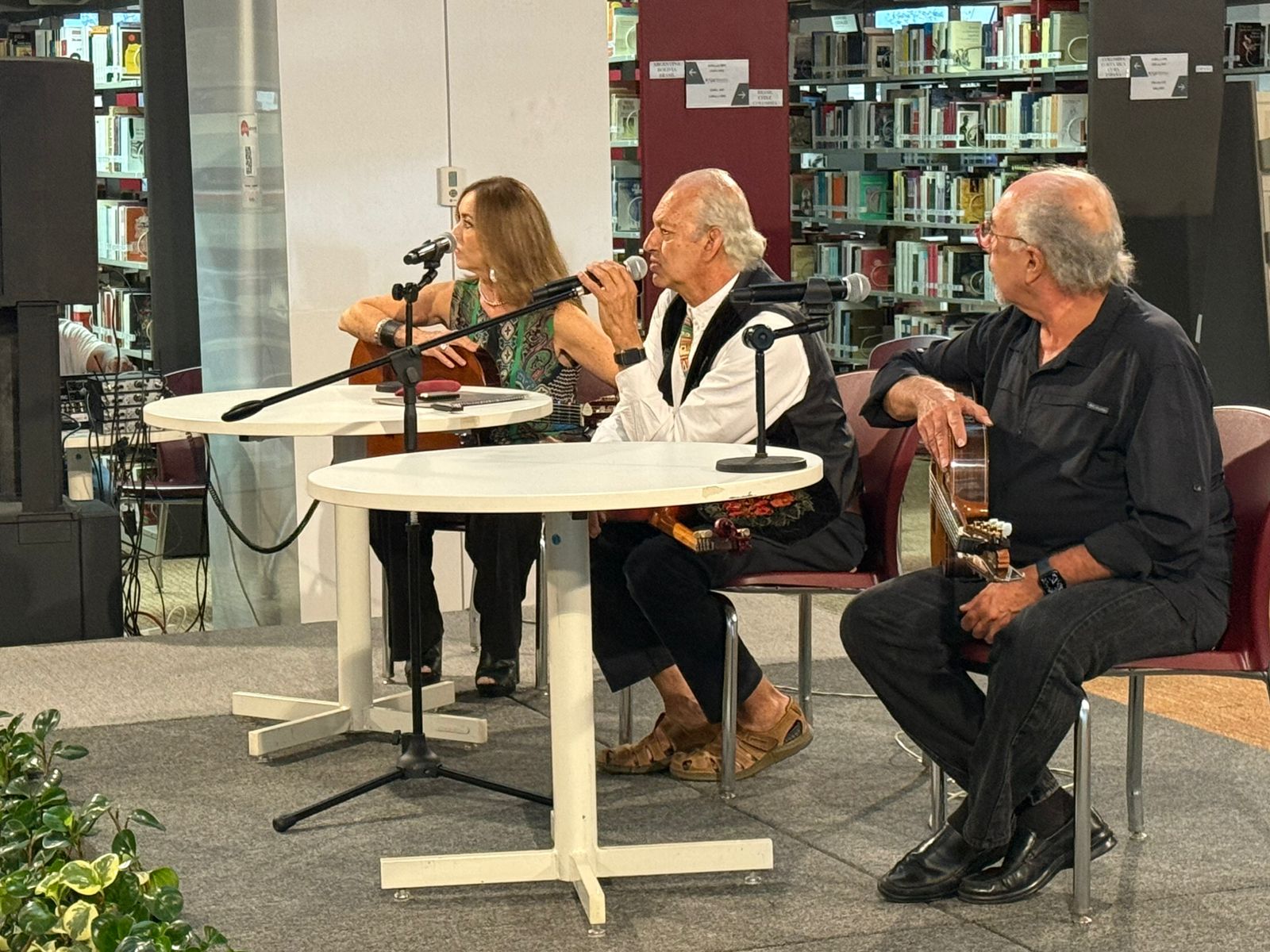 Paco Padilla rinde homenaje a la literatura jalisciense en la Biblioteca Pública