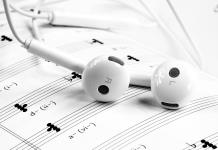 Cuidado con lo que escuchas: académica alerta sobre el poder emocional de las canciones