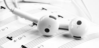 Cuidado con lo que escuchas: académica alerta sobre el poder emocional de las canciones