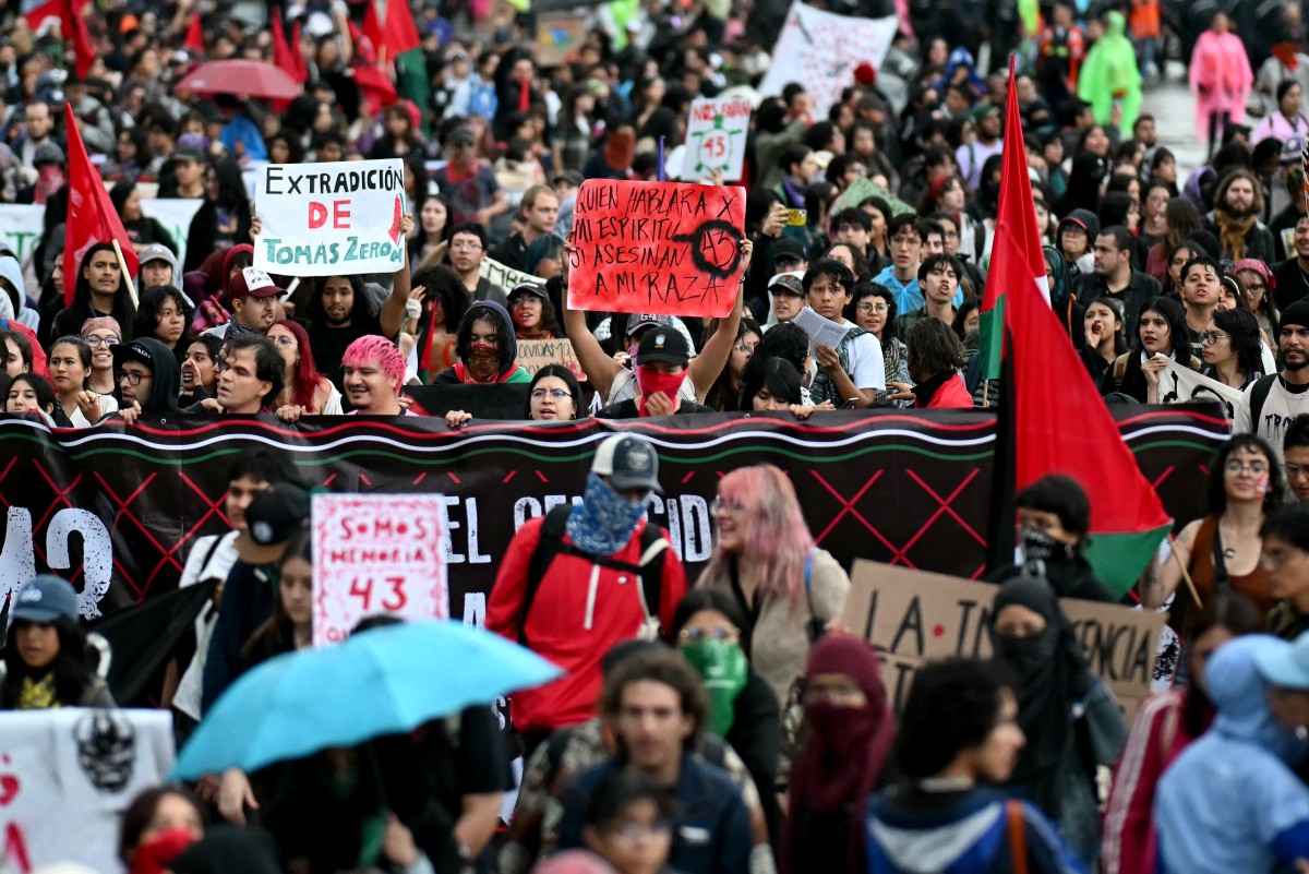 Miles de personas salen a la calle para pedir justicia por los 43 de Ayotzinapa