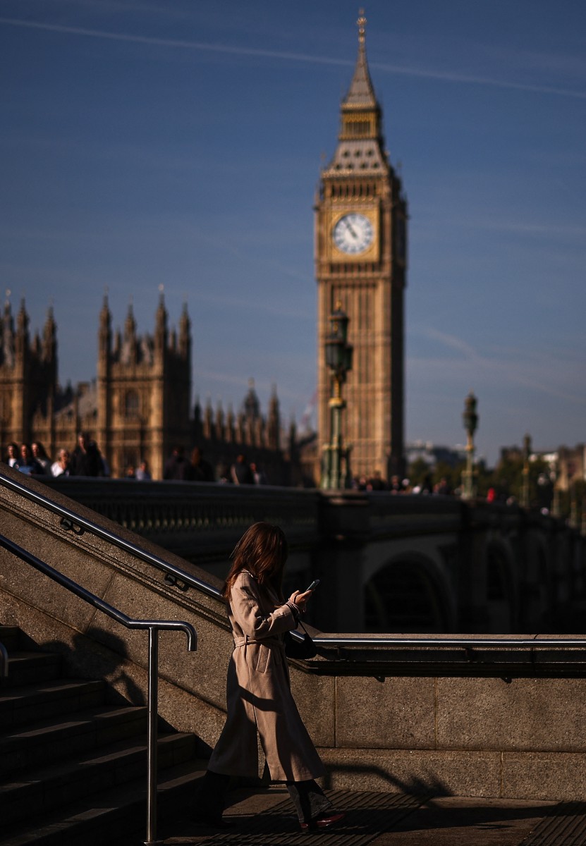 El gobierno británico quiere endurecer la obtención de un permiso de residencia permanente