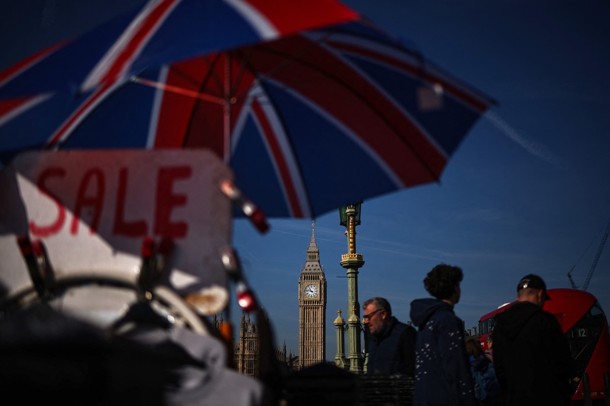El gobierno británico quiere endurecer la obtención de un permiso de residencia permanente