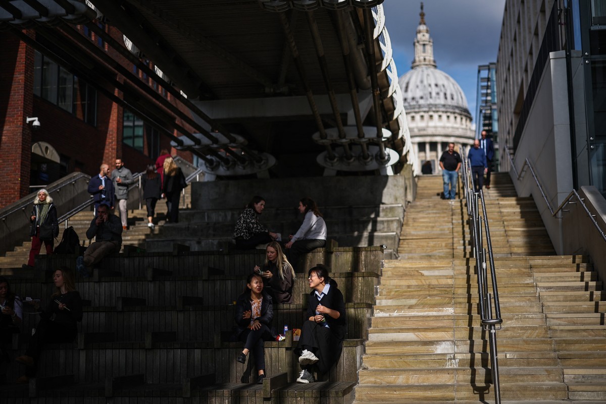 El gobierno británico quiere endurecer la obtención de un permiso de residencia permanente
