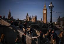 El gobierno británico quiere endurecer la obtención de un permiso de residencia permanente