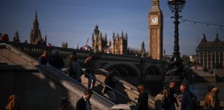 El gobierno británico quiere endurecer la obtención de un permiso de residencia permanente