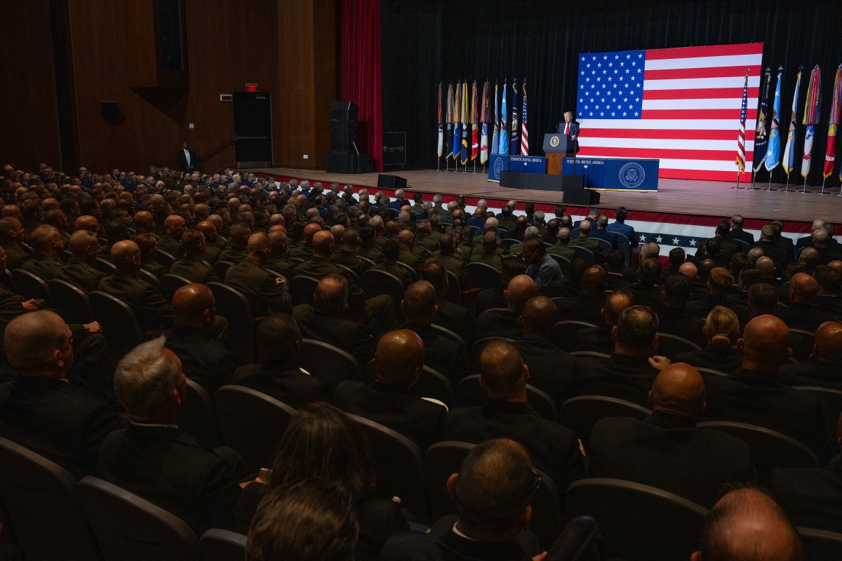 Trump exhorta a sus generales a vigilar el enemigo interior en EEUU