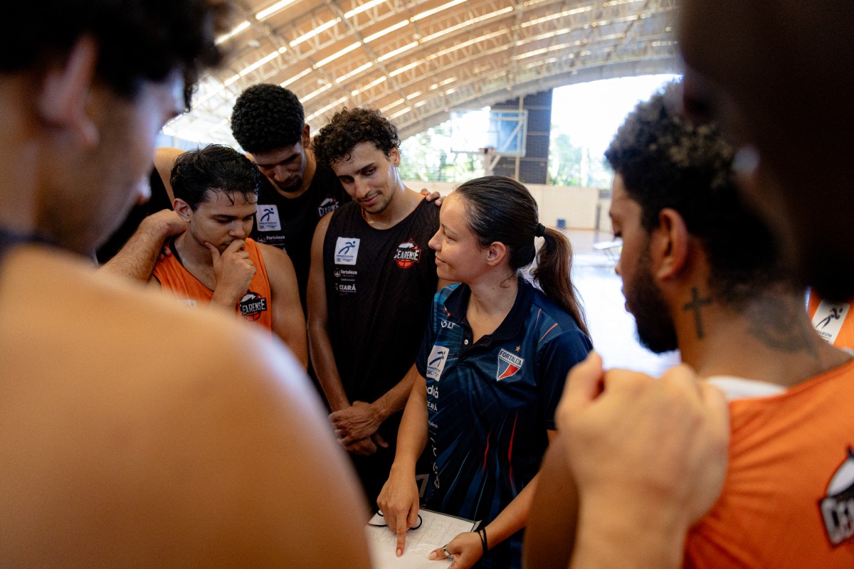 Dejar huella, el reto de la primera entrenadora en el básquet masculino de Brasil