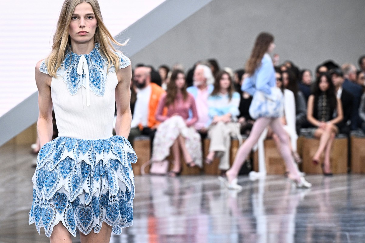 Jonathan Anderson reinventa los clásicos de Dior en su primera colección femenina en París