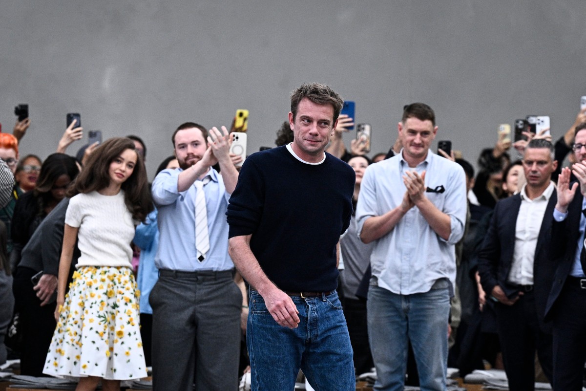 Jonathan Anderson reinventa los clásicos de Dior en su primera colección femenina en París
