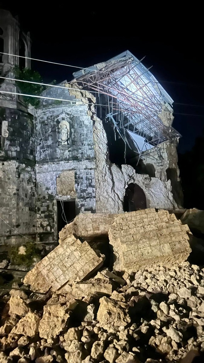 Al menos 26 muertos deja terremoto en el centro de Filipinas