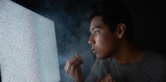 Un siglo después de su creación, la televisión innova para competir con los celulares