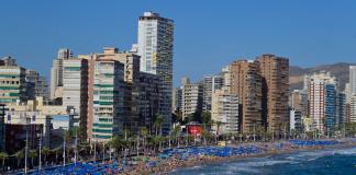 Benidorm inventó el turismo de masas en la España de Franco y aún se congratula