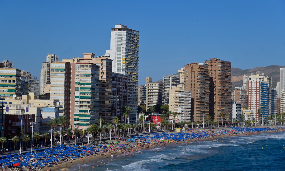 Benidorm inventó el turismo de masas en la España de Franco y aún se congratula