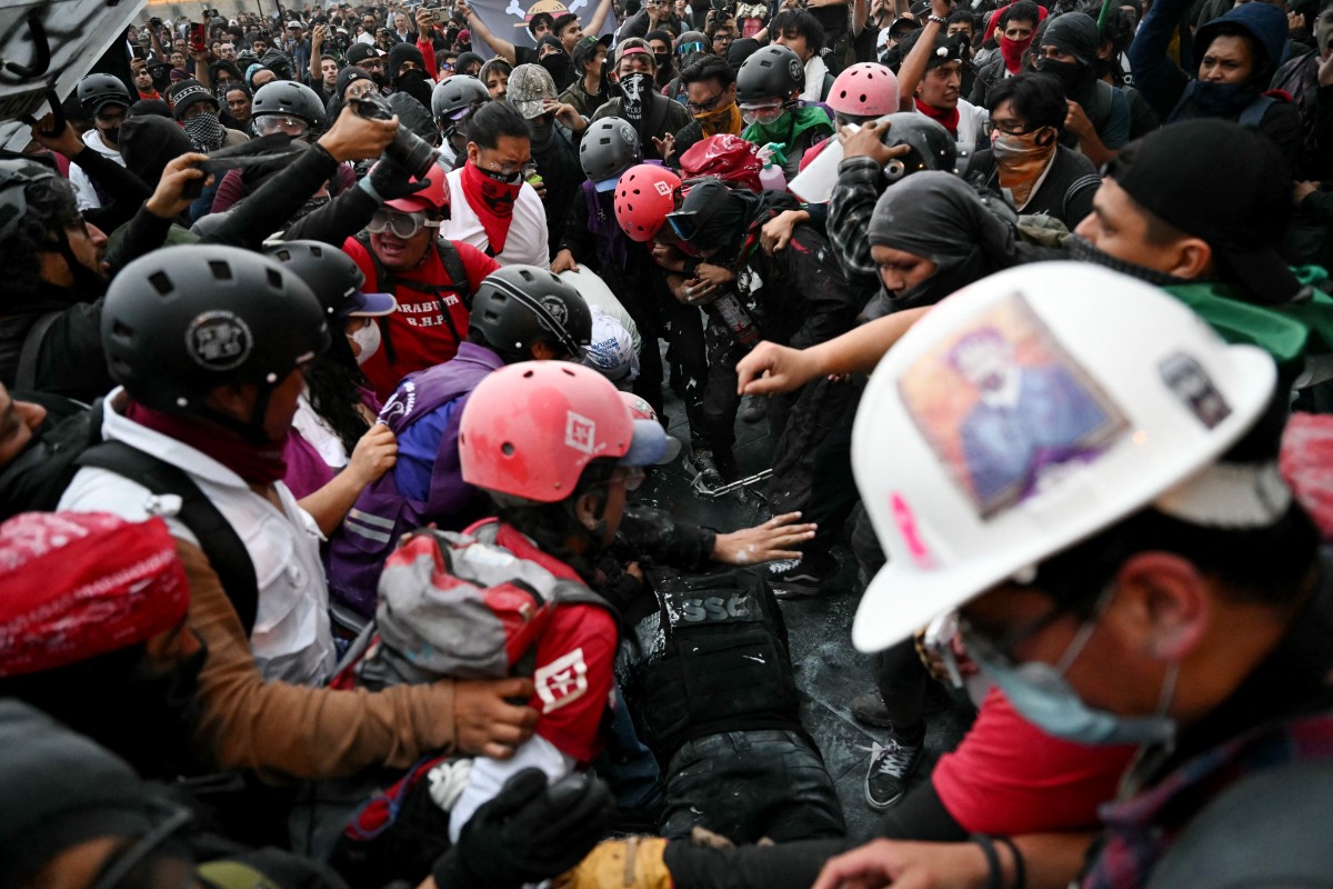 Apoyo a palestinos y disturbios marcan marcha por masacre de Tlatelolco en México