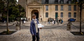 Ali Akbar, el último vendedor de periódicos ambulante de París