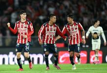 Chivas de Milito vencen con apuro a Pumas y siguen al alza en México