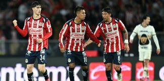 Chivas de Milito vencen con apuro a Pumas y siguen al alza en México