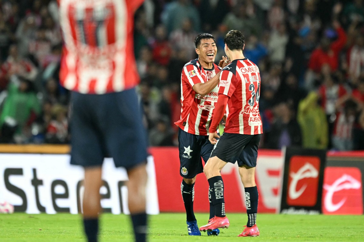Chivas de Milito vencen con apuro a Pumas y siguen al alza en México