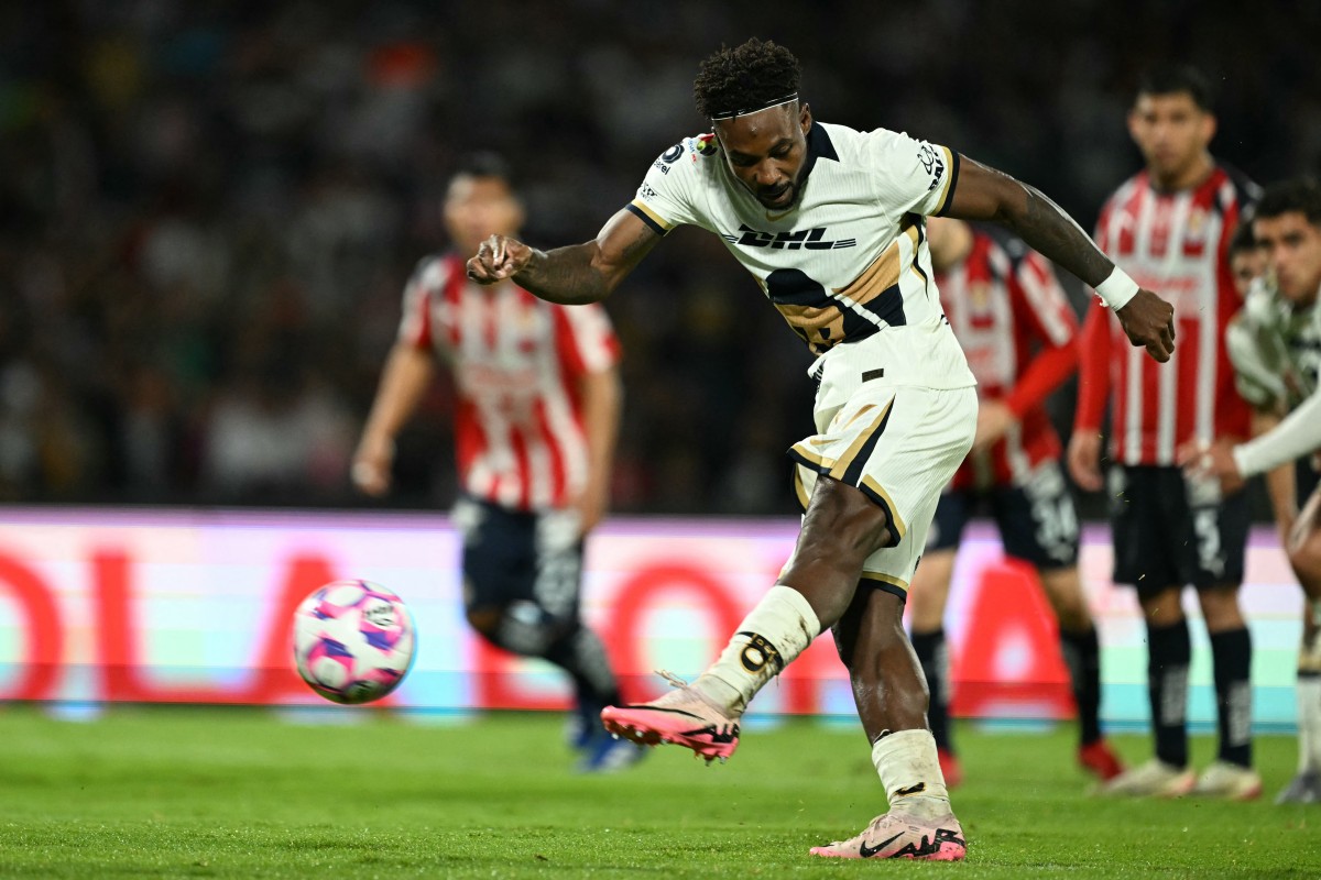 Chivas de Milito vencen con apuro a Pumas y siguen al alza en México