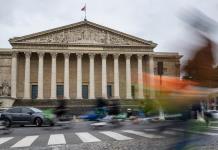La dimisión de su primer ministro pone bajo presión a Macron en Francia