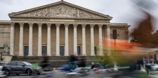 La dimisión de su primer ministro pone bajo presión a Macron en Francia