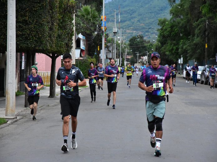 Participan alrededor de 600 personas en el medio maratón de Zapotlán