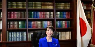 Takaichi se perfila como la primera mujer jefa del Gobierno en Japón, pero no es una feminista