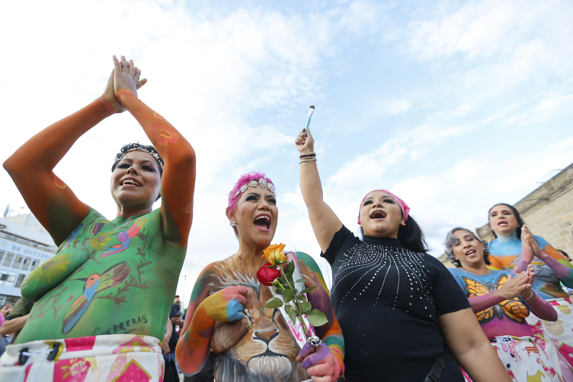Sobrevivientes de cáncer de mama desfilan con bodypaint para dignificar su lucha