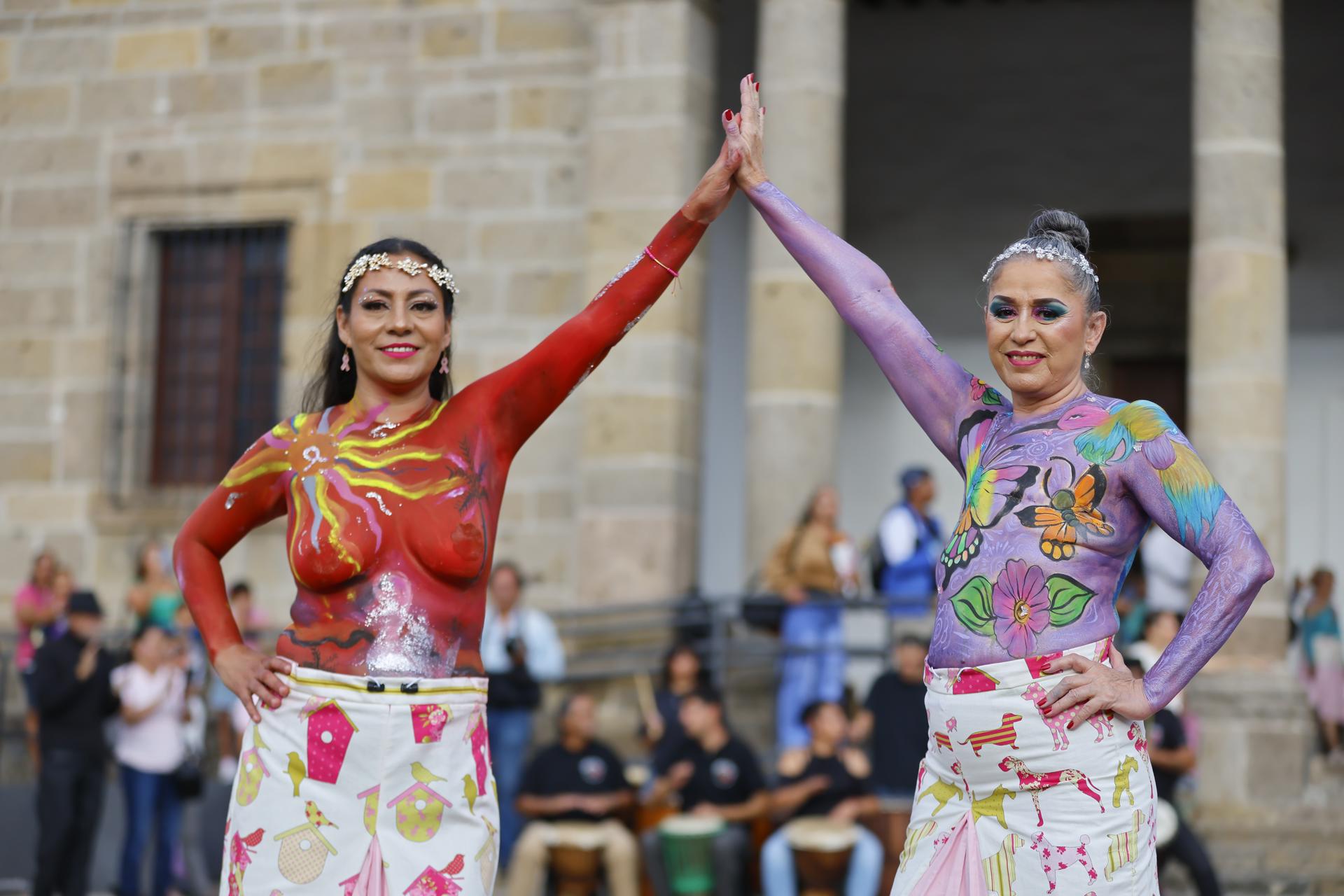 Sobrevivientes de cáncer de mama desfilan con bodypaint para dignificar su lucha