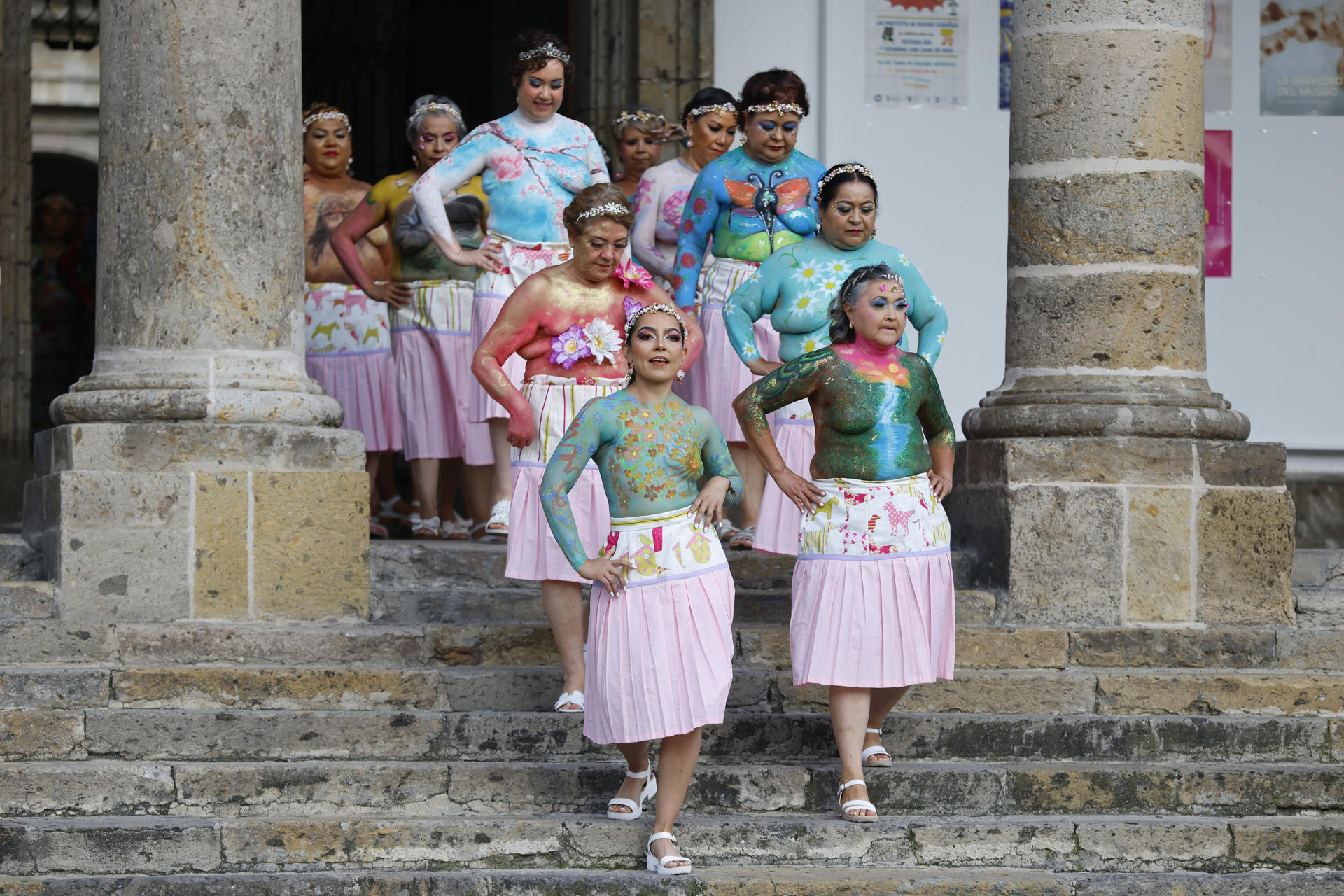 Sobrevivientes de cáncer de mama desfilan con bodypaint para dignificar su lucha