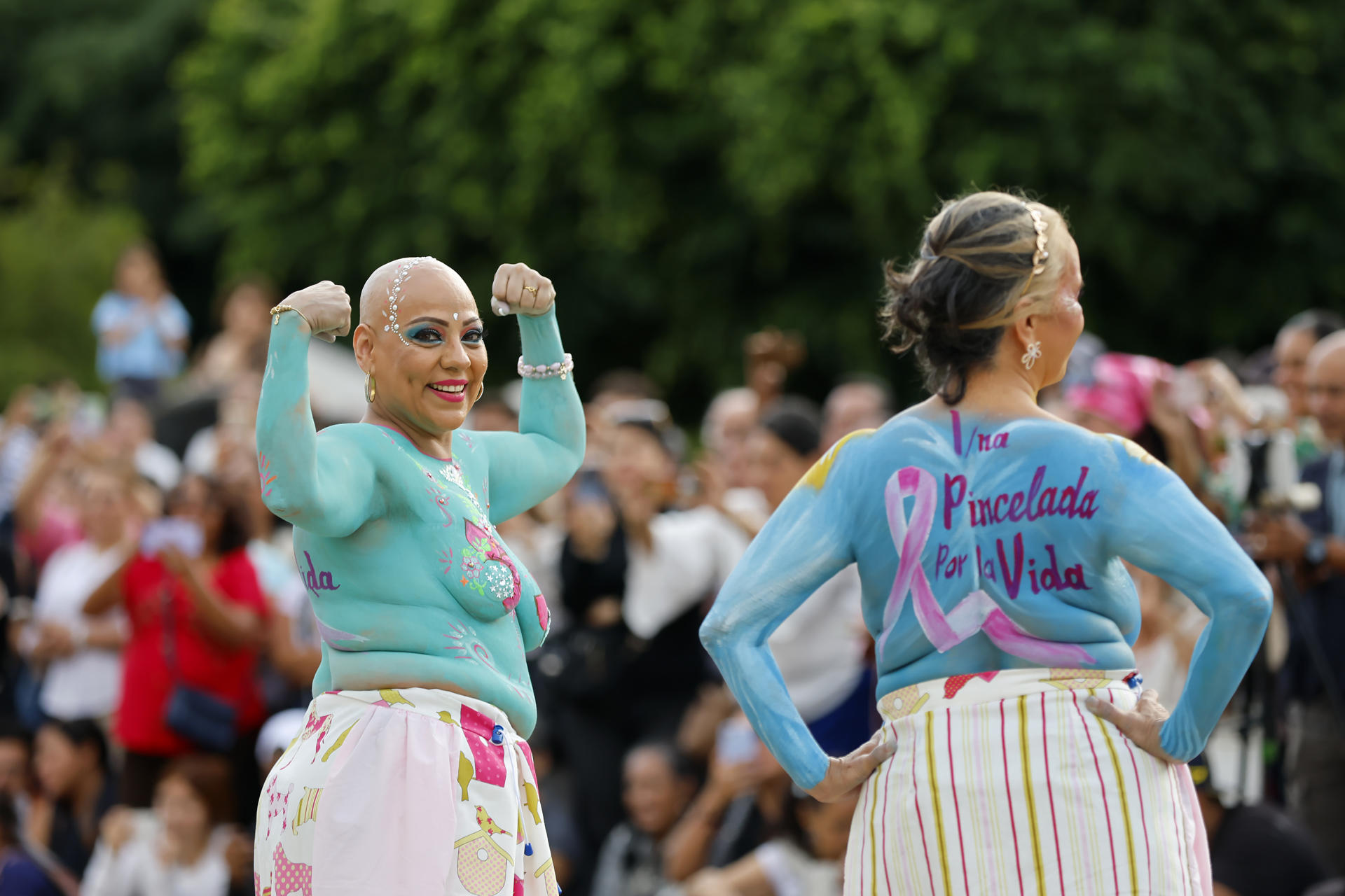 Sobrevivientes de cáncer de mama desfilan con bodypaint para dignificar su lucha