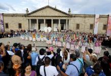 Sobrevivientes de cáncer de mama desfilan con bodypaint para dignificar su lucha
