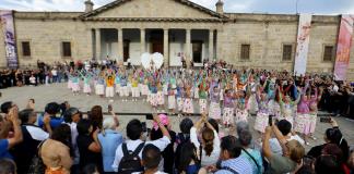 Sobrevivientes de cáncer de mama desfilan con bodypaint para dignificar su lucha