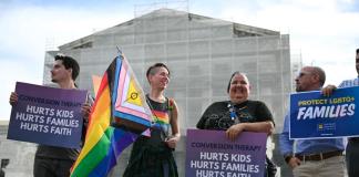 Corte Suprema de EEUU examina prohibición de terapias de conversión para menores