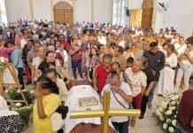 Duelo y sorpresa en la despedida del sacerdote asesinado en Guerrero